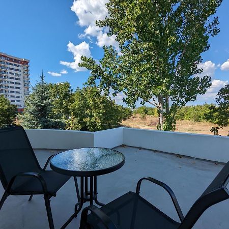Horizon View Villa - Lakefront Terrace Suite Bukurešť Exteriér fotografie
